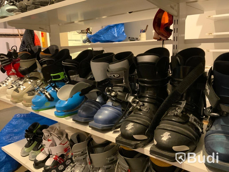 Tele och skidpjäxor, olika storlekar.